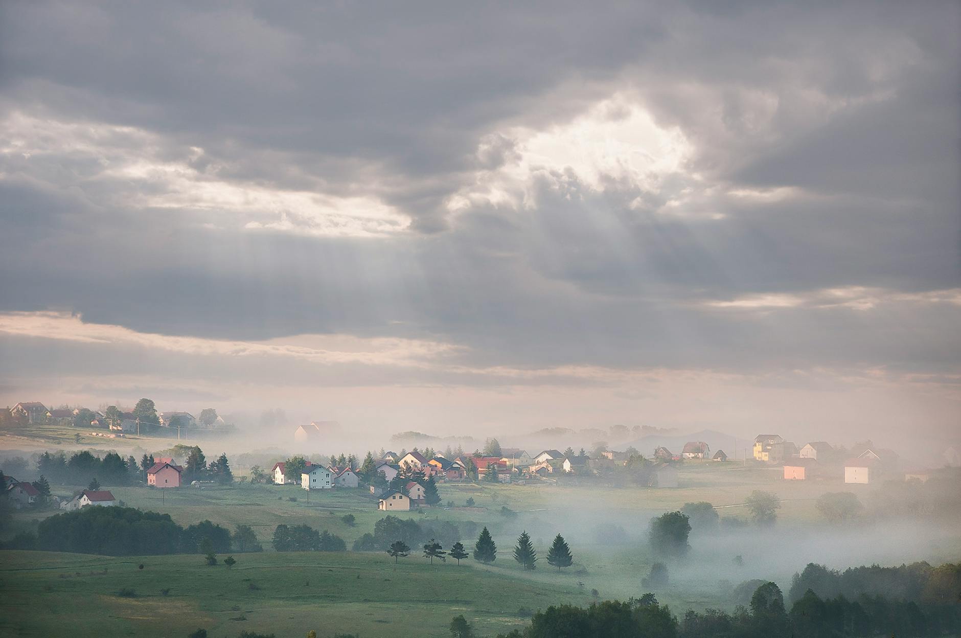 Widok na malowniczą dolnośląską wieś Zawidów otoczoną zielenią
